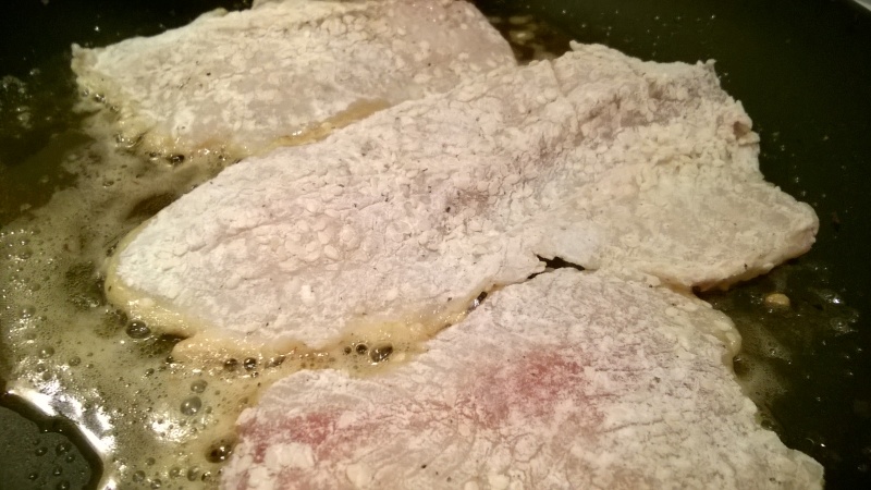 Now dip that funky perch in flour, chili, sesame, salt and pepper. And fry it in butter for 3 minutes on each side. 